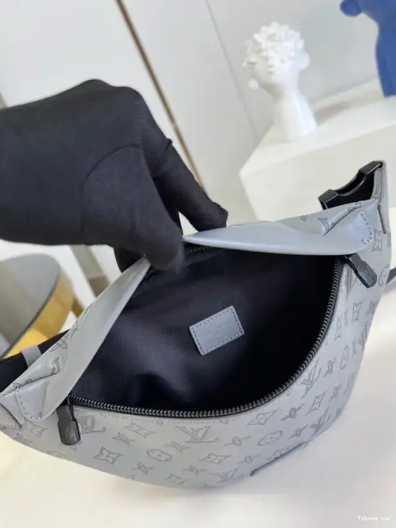 Cheap VUITTON DISCOVERY LOUIS BUMBAG 0627